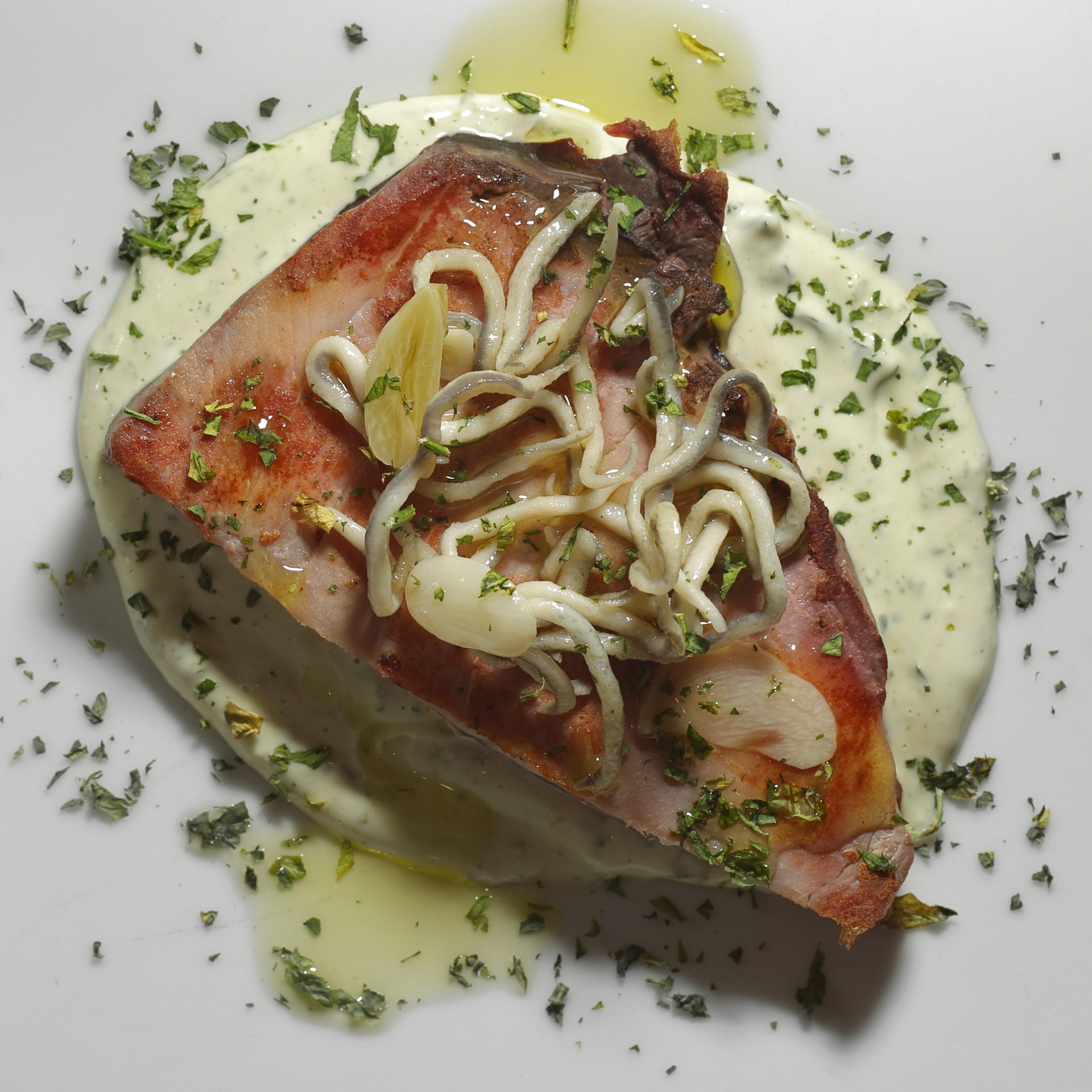 Atún con alioli de albahaca y gulas al ajillo